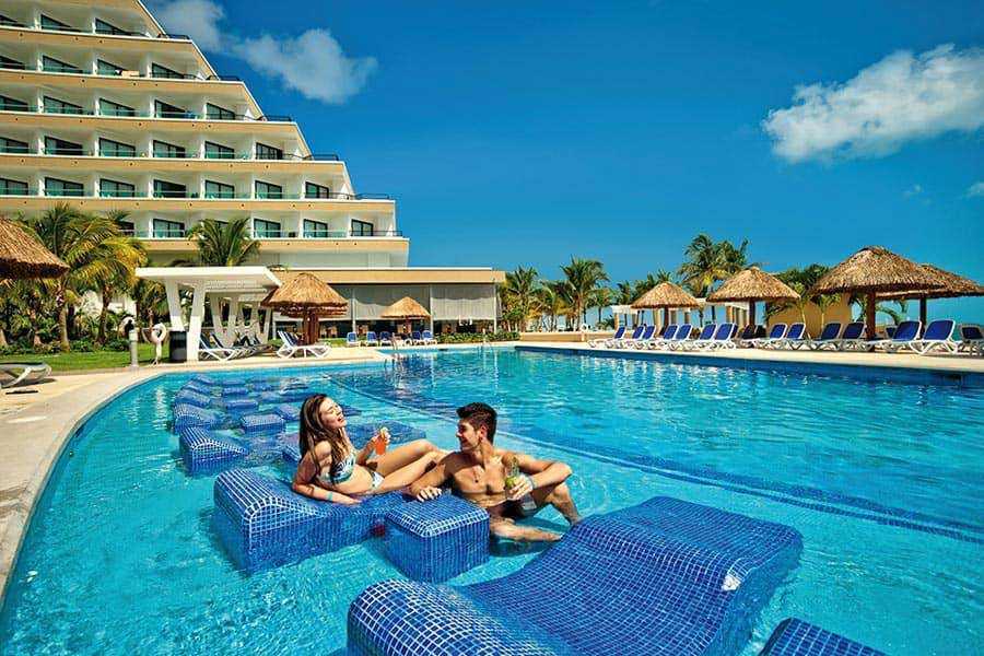 Hotel-riu-caribe-sillas-en-pisicna-1